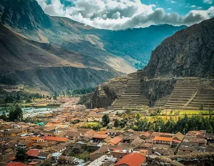 Sacred Valley VIP Tour from Cusco by the Urubamba River with mountains