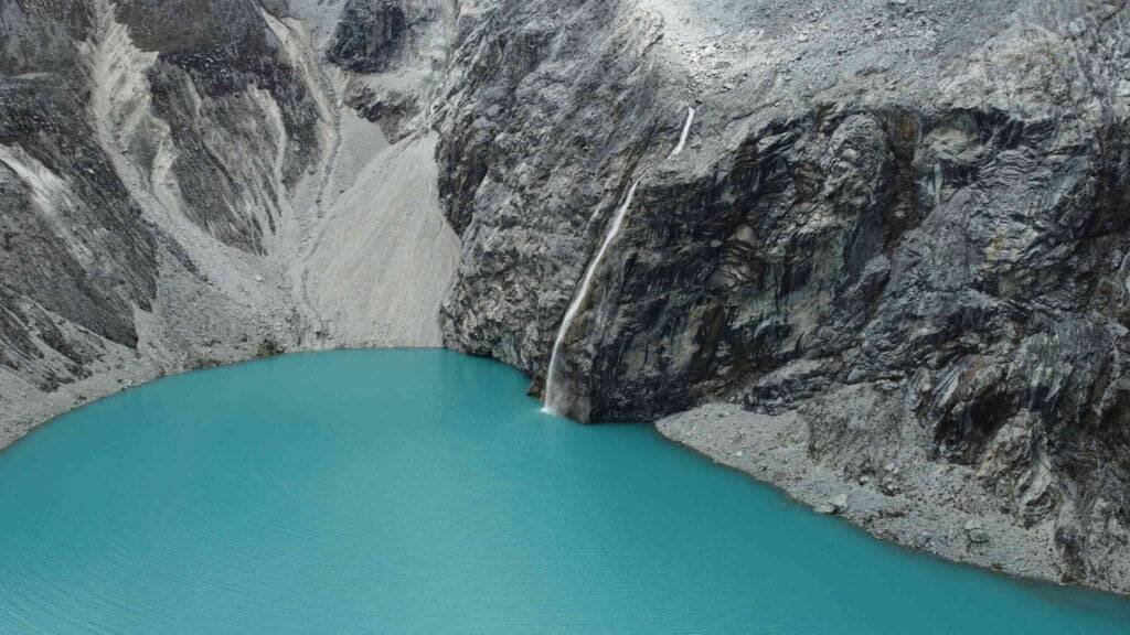 tour Huaraz Laguna 69 tour full-day turquoise glacial lake surrounded by snow-capped mountains